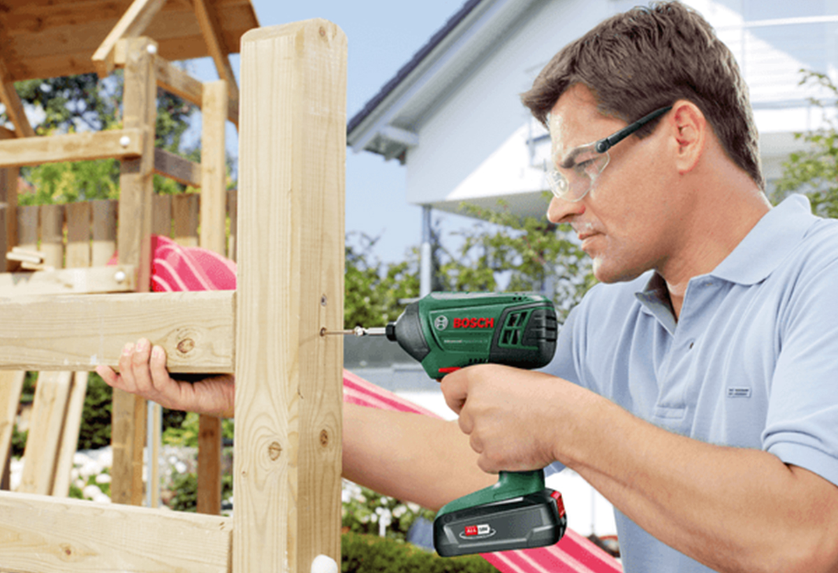 Απεικονίζεται άνδρας να χρησιμοποιεί το εργαλέιο για διάτρηση σε ξύλο.